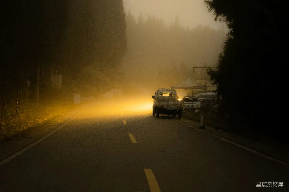 高清摄影 远处道路上的一群汽车，旁边有火光。