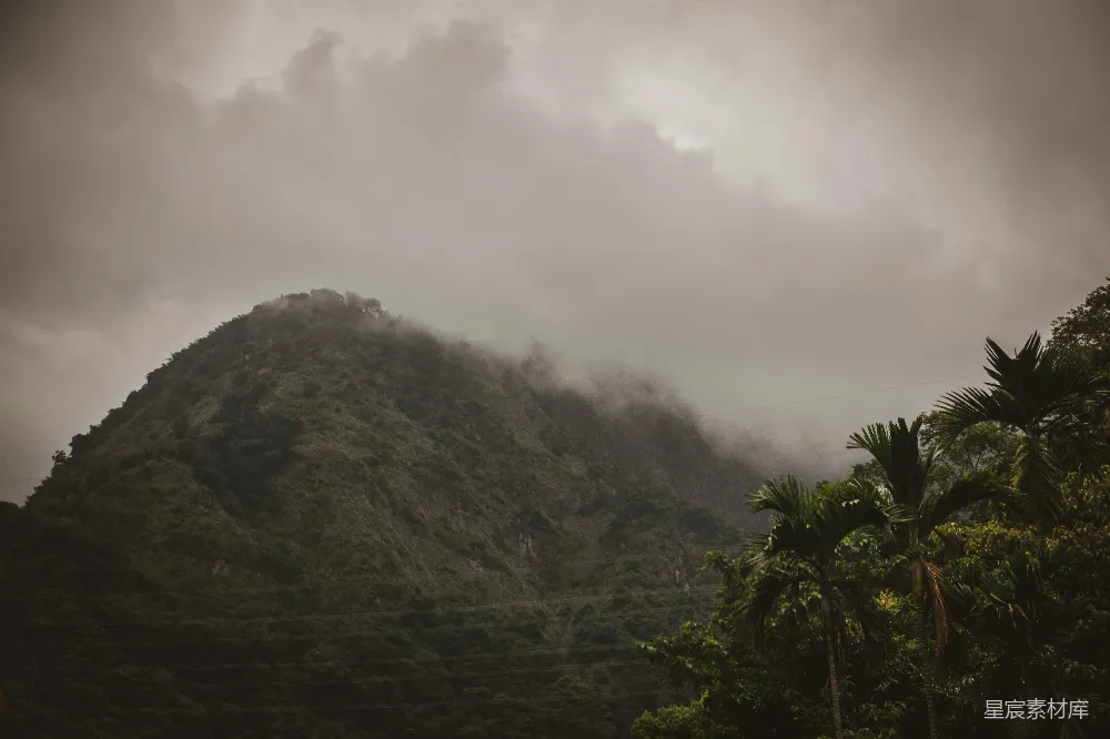 高清摄影 白雲間白天的綠山峰