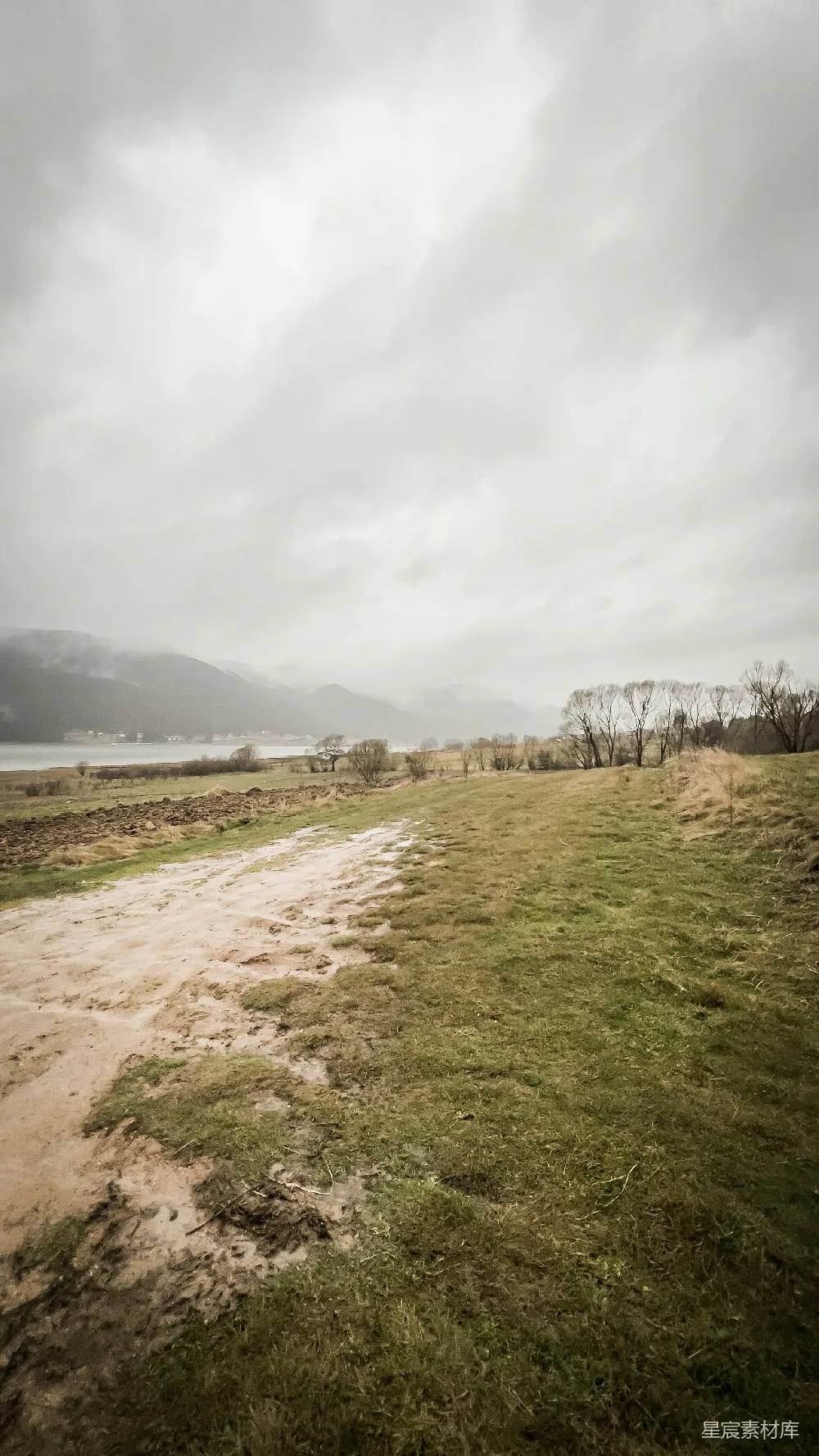高清摄影 远处有一片有土路和小水洼的草地。