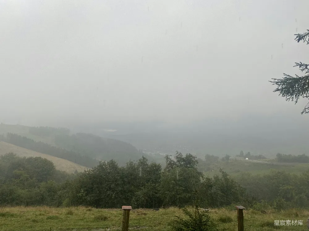 高清摄影 远处田野上树木与山峦的朦胧景色