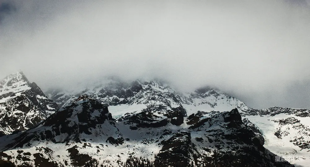 高清摄影 白天覆雪的山峦