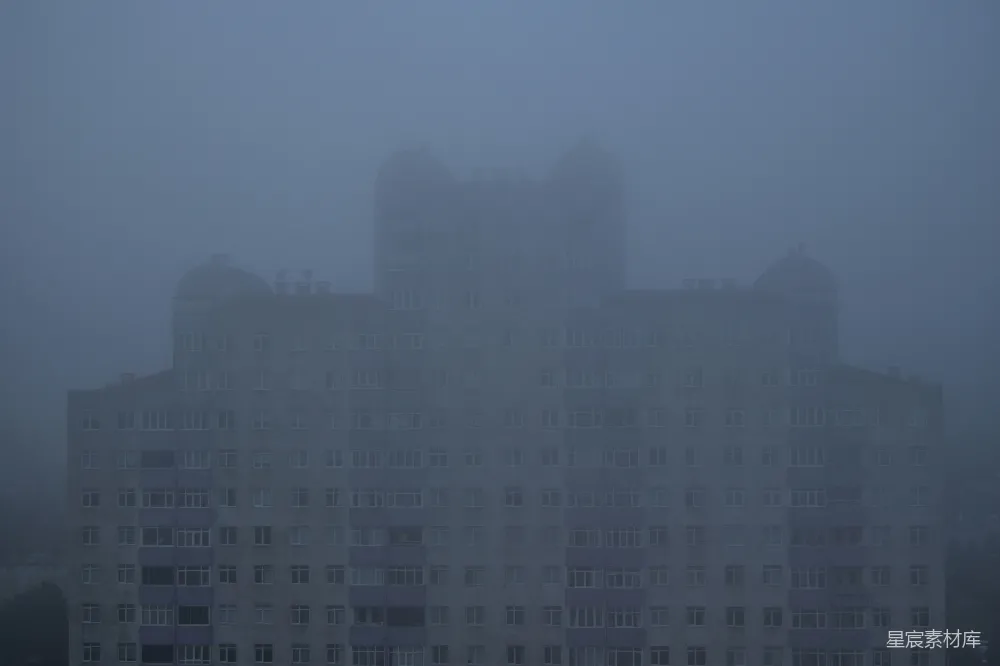 高清摄影 一座带有时钟侧面的大型白色建筑