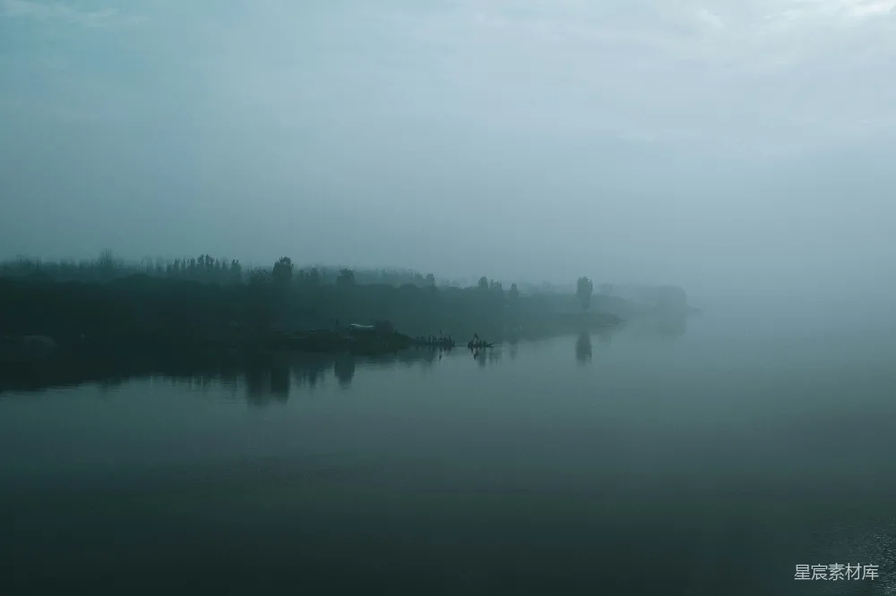 高清摄影 夜雾中陆地的轮廓及其周围的树木