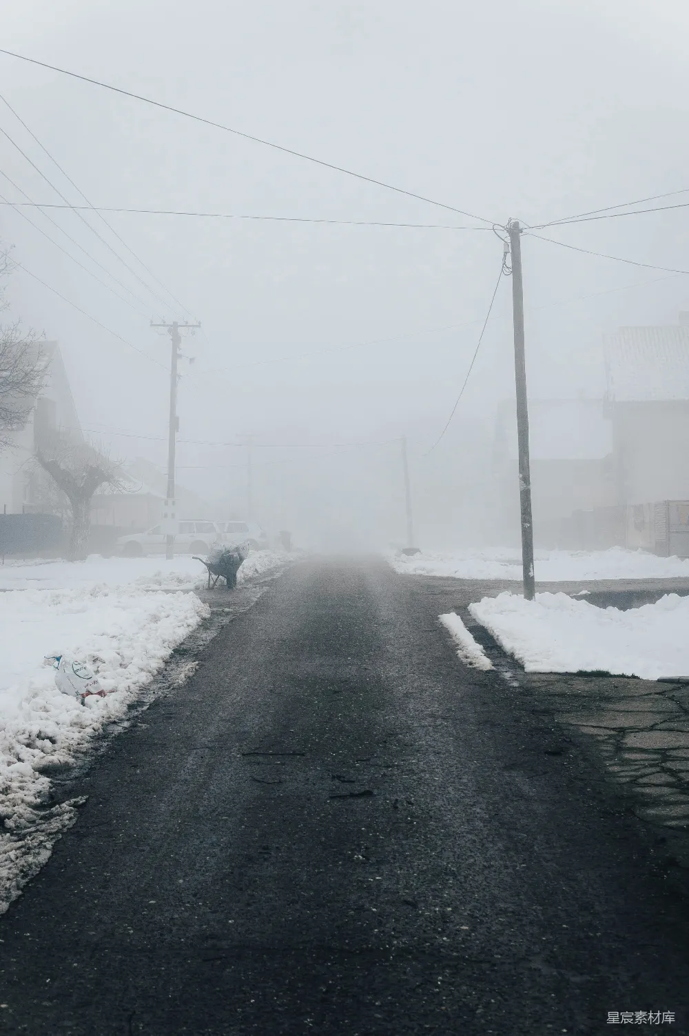 高清摄影 背景中有积雪的道路和电线。