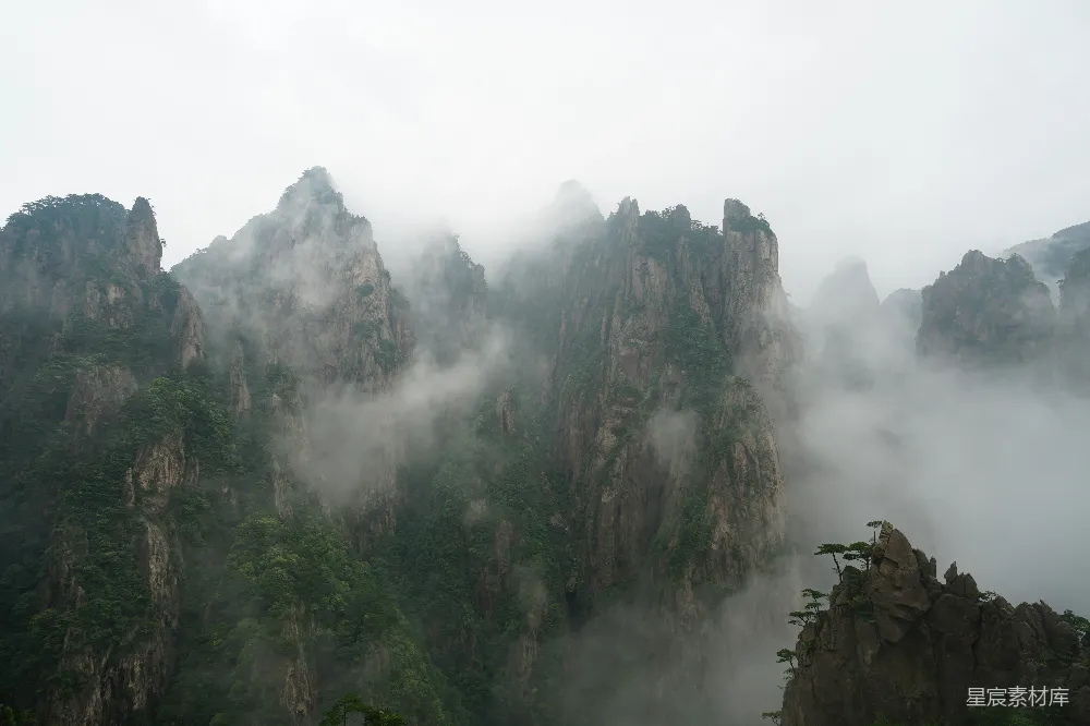高清摄影 白天山被雾环绕