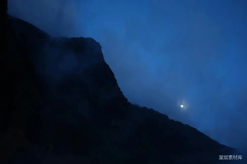 高清摄影 白天山的轮廓在蓝天中