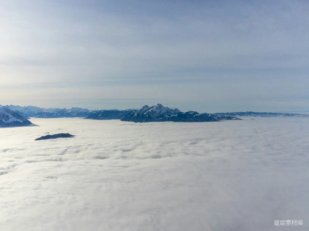 高清摄影 云端之上俯瞰山峦的景象