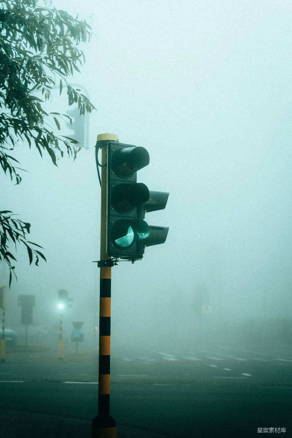 高清摄影 路边的一盏交通信号灯