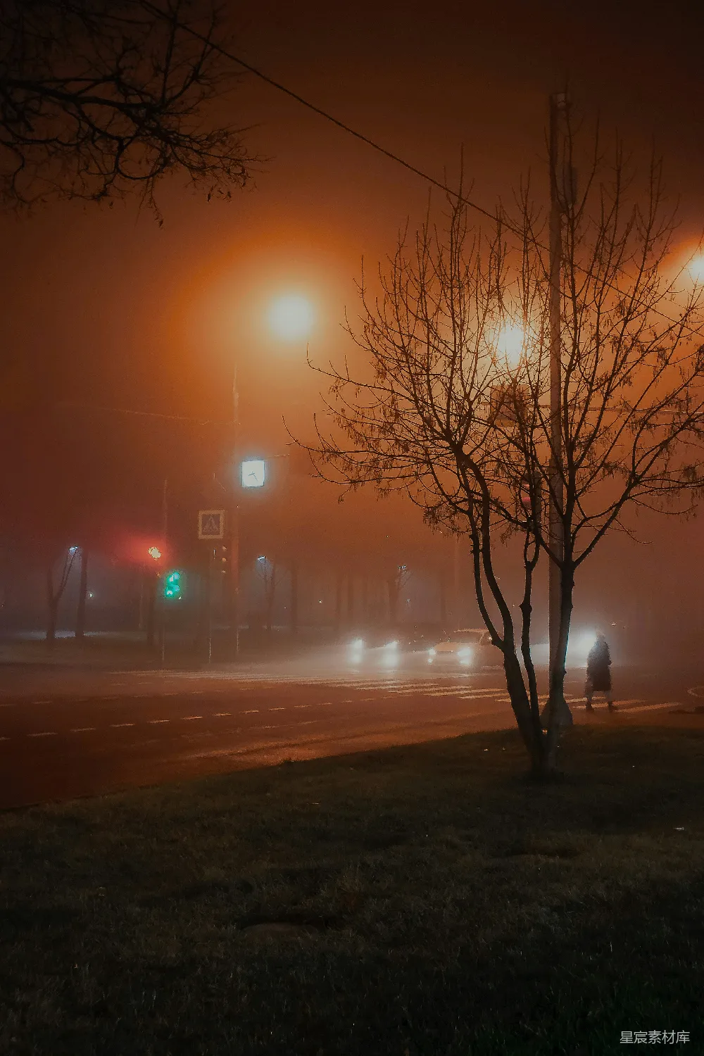 高清摄影 夜晚的一条雾气缭绕的小街道，街灯闪烁。