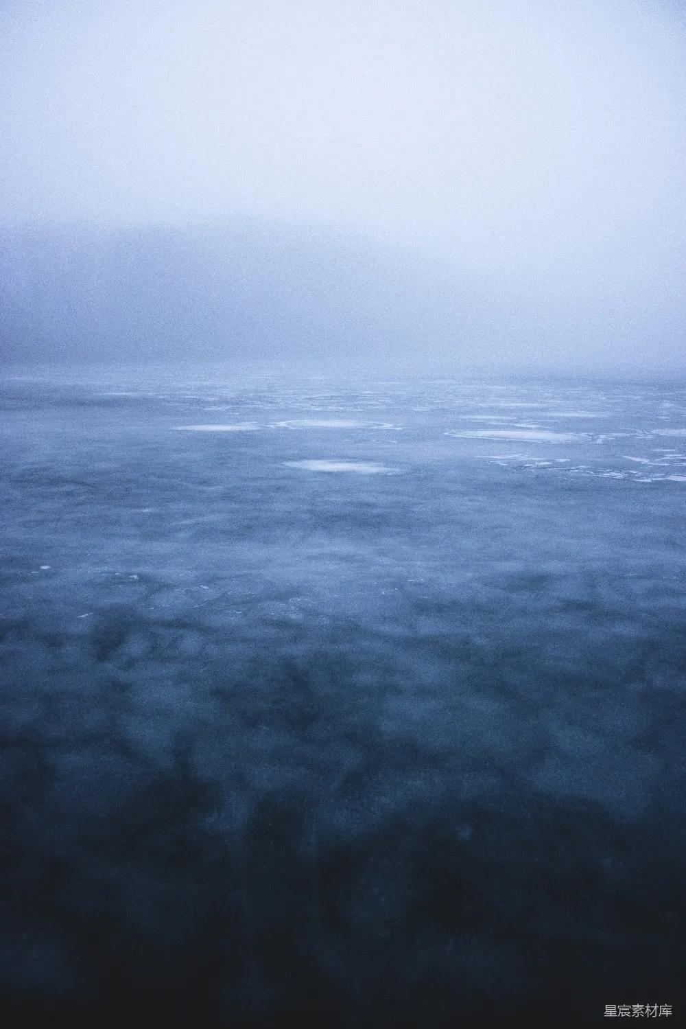 高清摄影 海浪在白天拍打着海岸