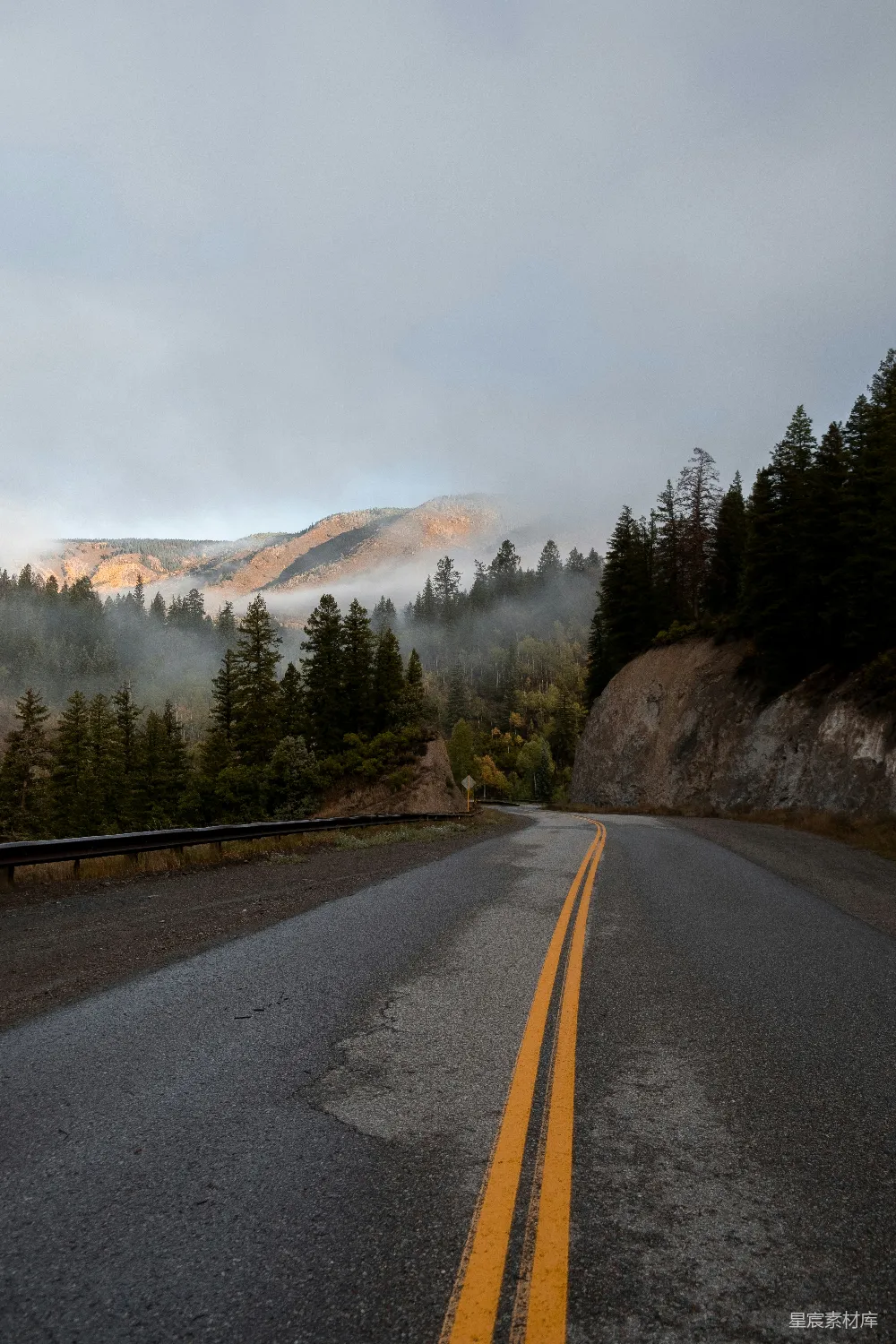 高清摄影 背景中有座山的道路