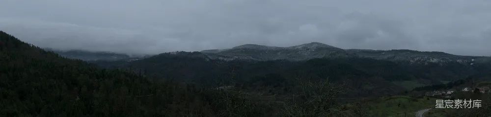高清摄影 山峦远景中一条道路的俯视