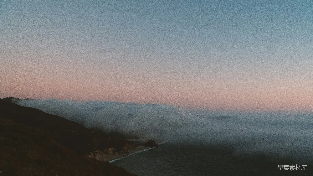 高清摄影 夕阳下的山间景色蒙上了一层薄雾