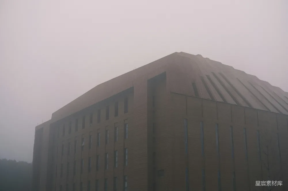 高清摄影 有雾的天空中的建筑