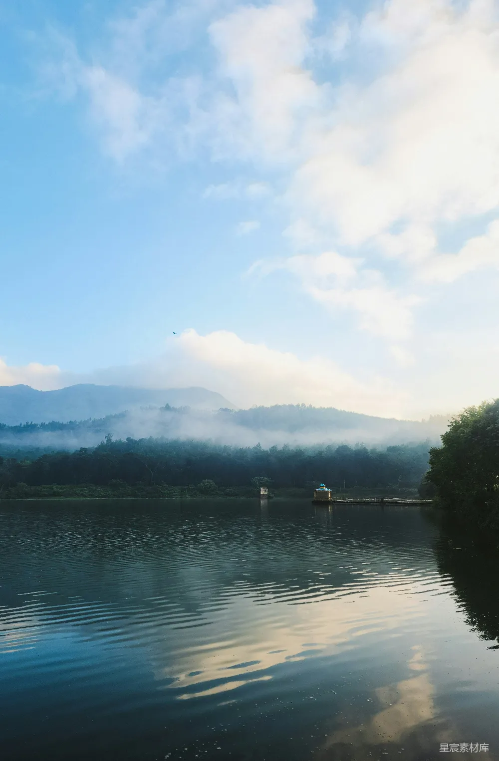 高清摄影 山环水绕的一片水域