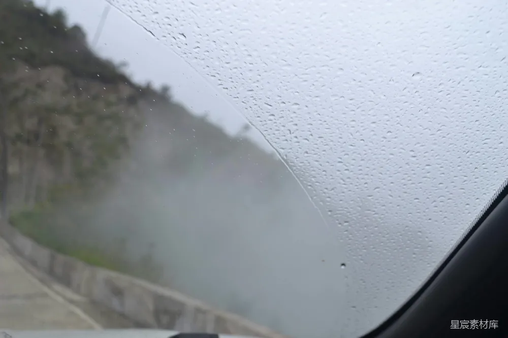 高清摄影 车内车窗外的一条道路景色