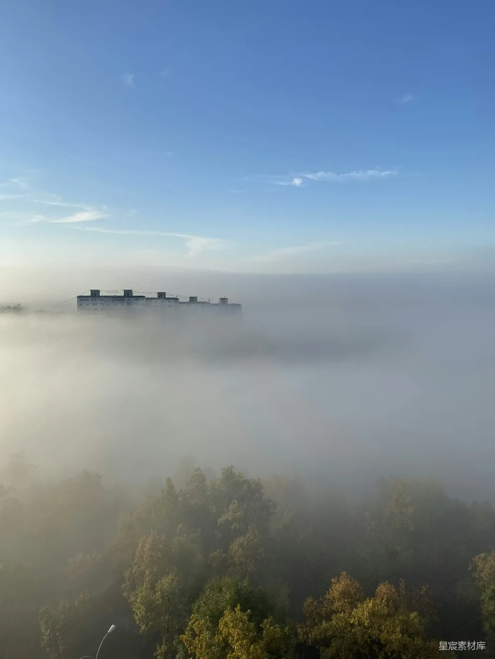 高清摄影 一幅远处有一座建筑的朦胧风景。