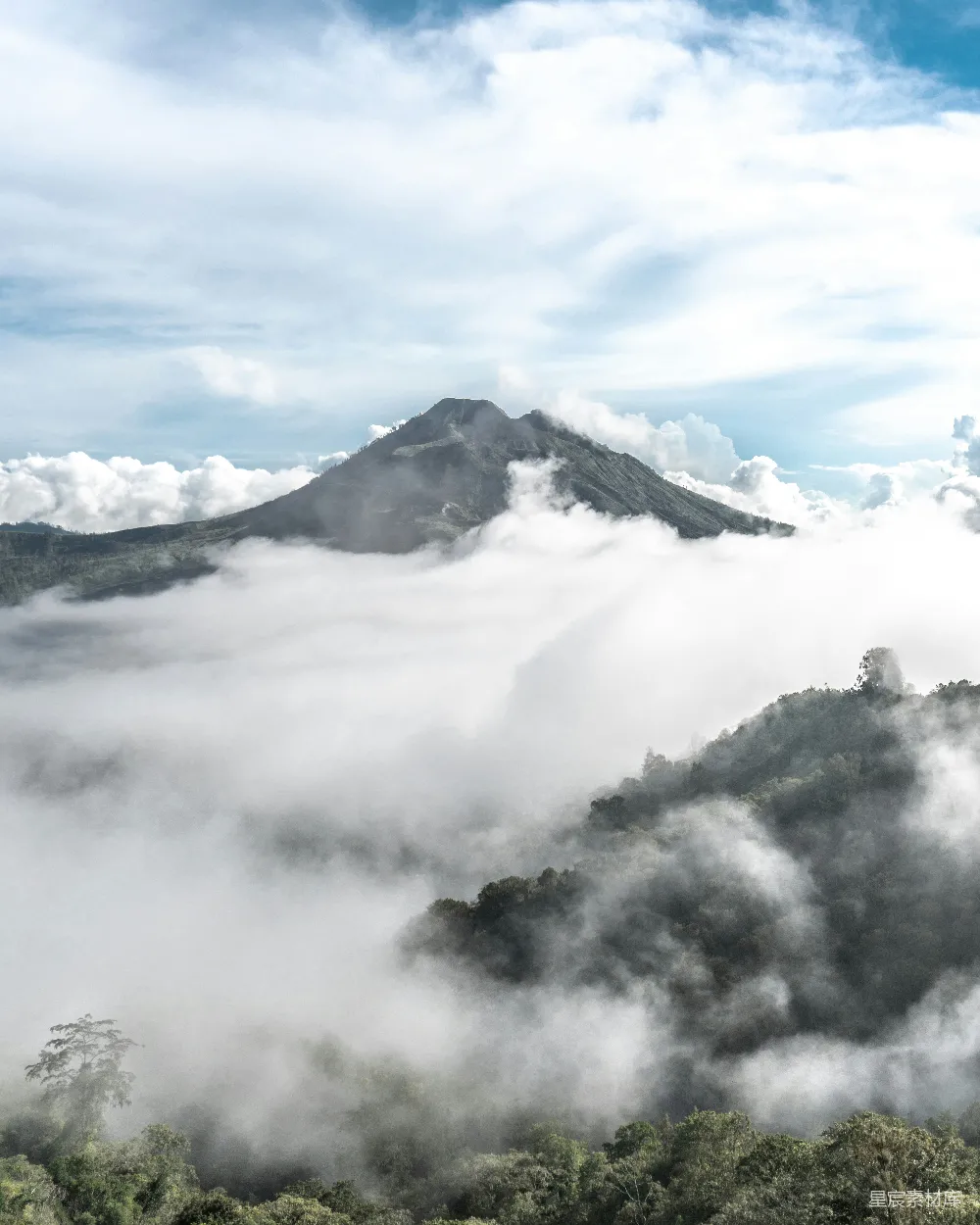 高清摄影 白天绿山白云间