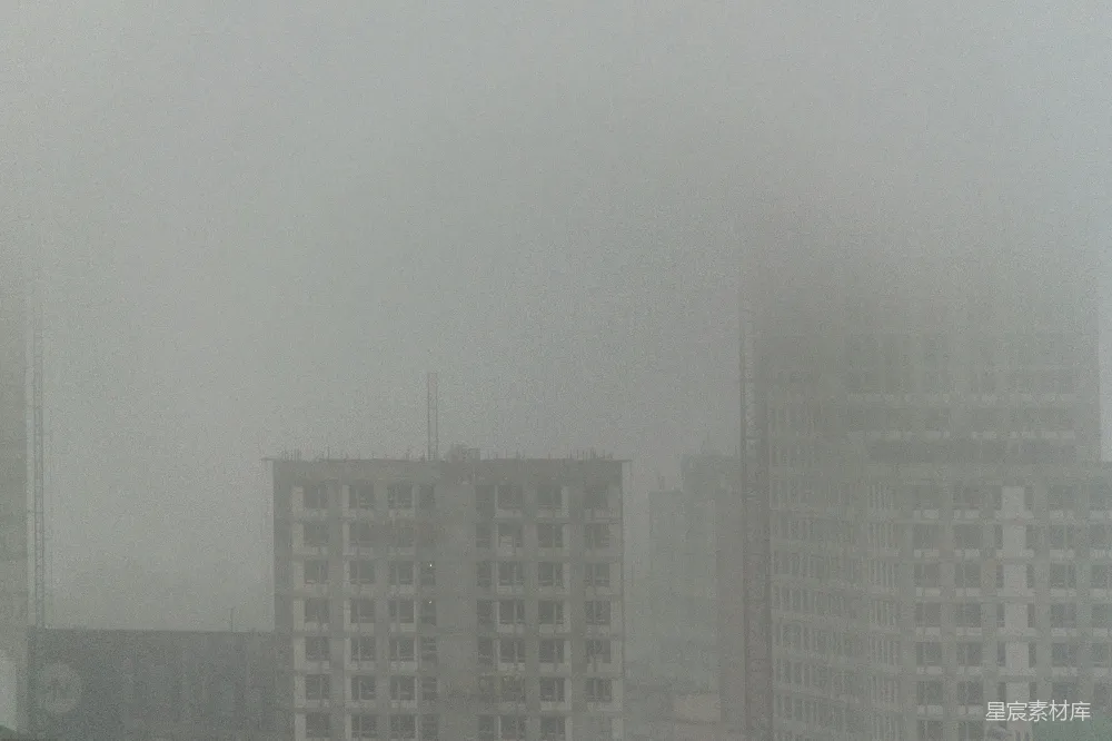 高清摄影 一架飞机在雾天飞过一座城市。