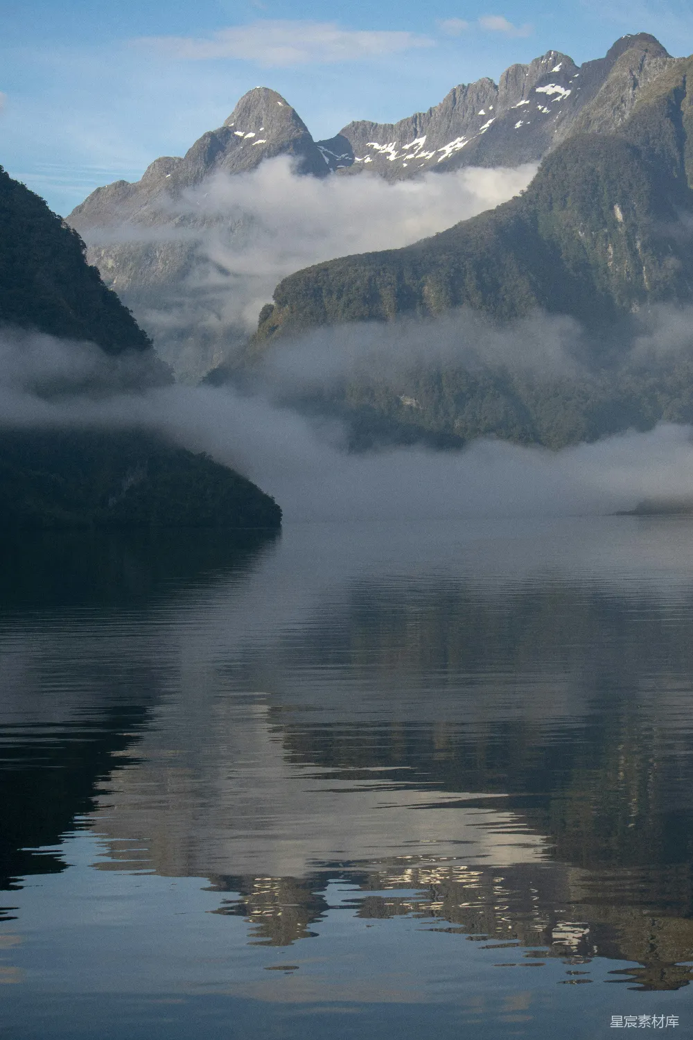 高清摄影 山间湖畔的白天景色