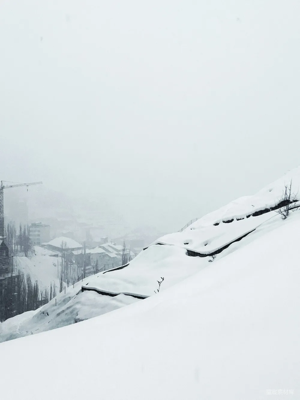高清摄影 一个男子在雪覆盖的山坡上滑雪下滑