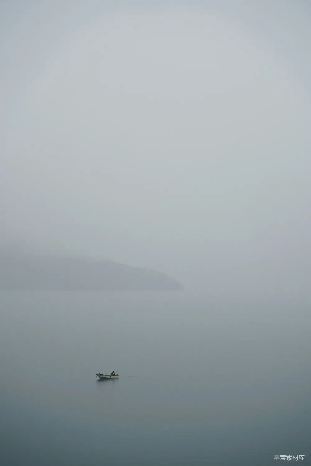 高清摄影 一艘孤舟漂浮在一片雾茫茫的大海中