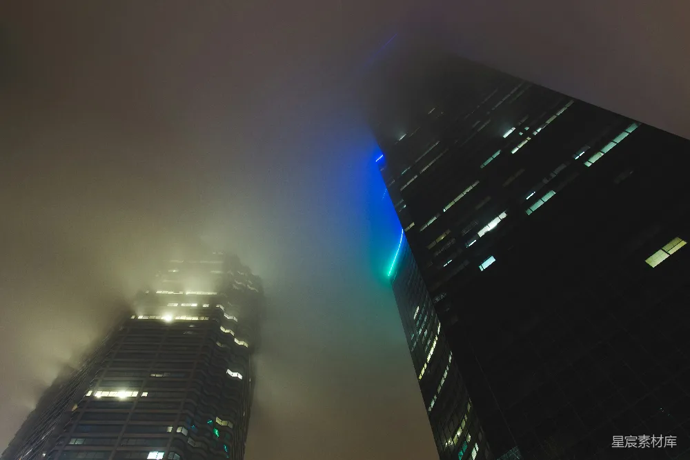 高清摄影 雾中一座城市的两座高大建筑夜晚