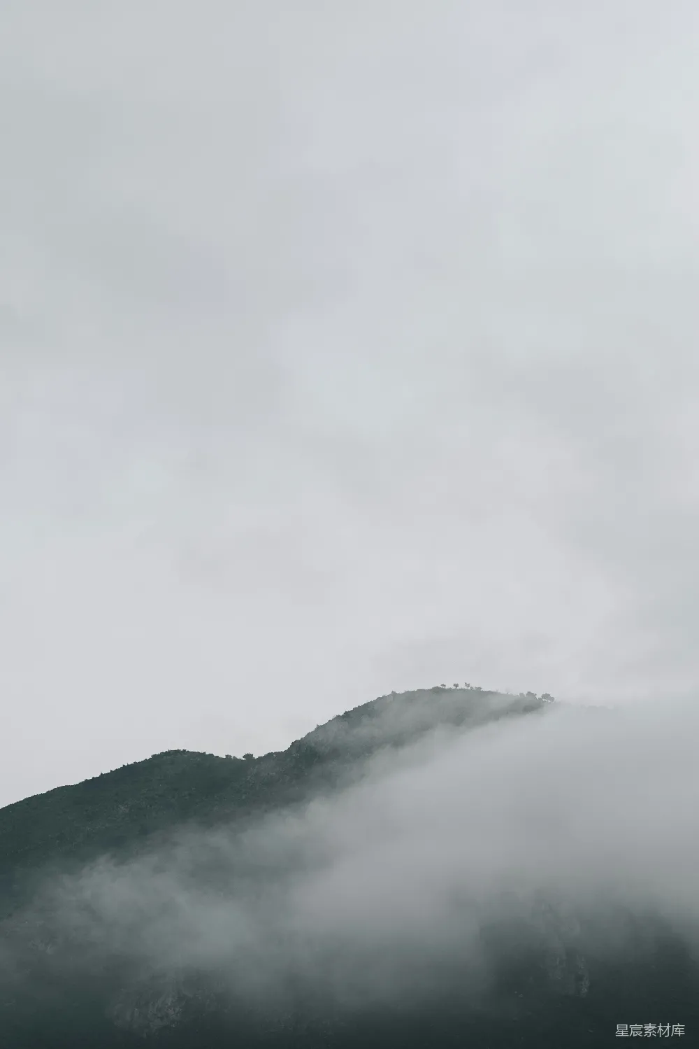 高清摄影 云雾缭绕的山在阴天中