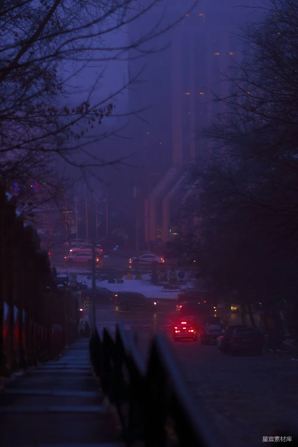 高清摄影 夜晚的城市街道，路边停着汽车。