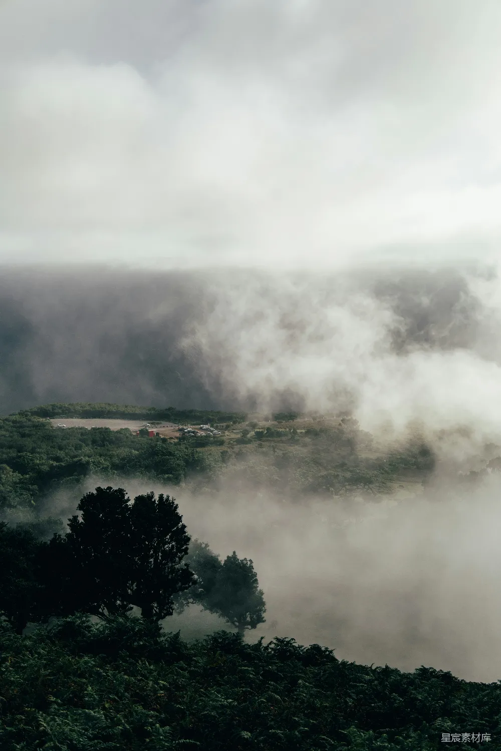 高清摄影  远处有一条河的雾气弥漫山谷。