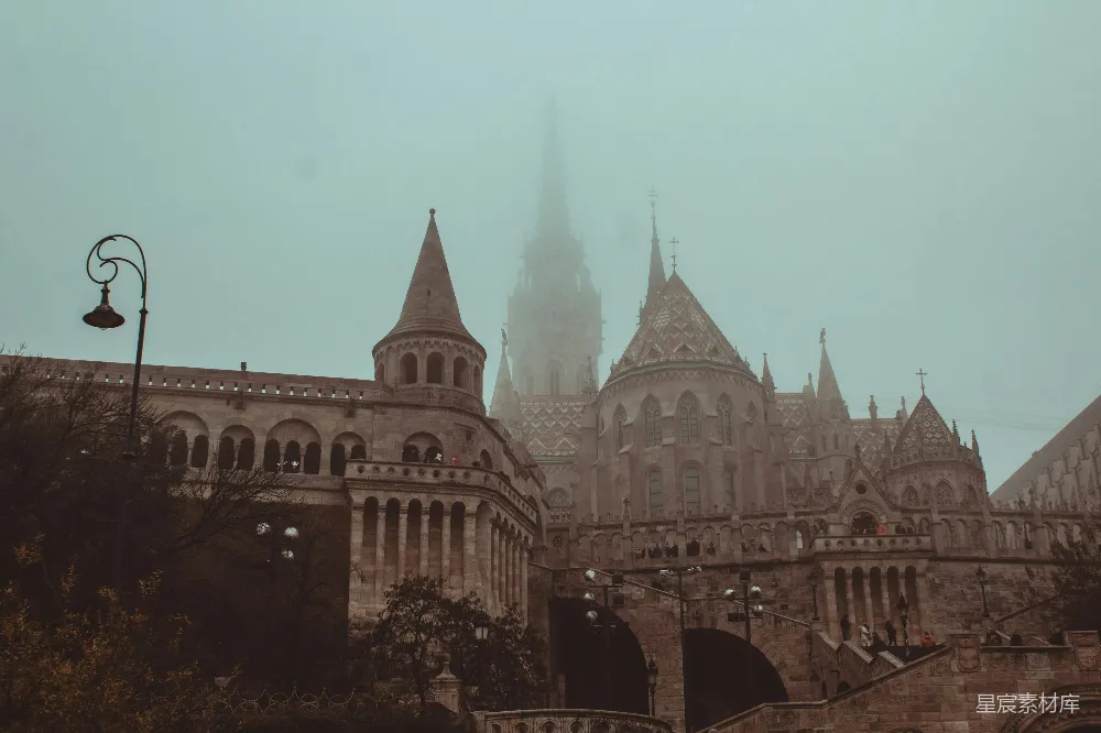 高清摄影 一座侧面有一个钟的高大建筑物