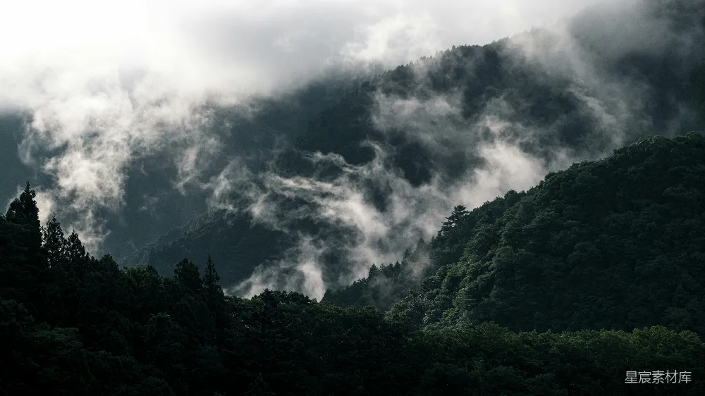 高清摄影 山峦之间云雾缭绕的一景