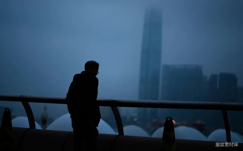 高清摄影 桥旁一幢高楼顶上站着一个人