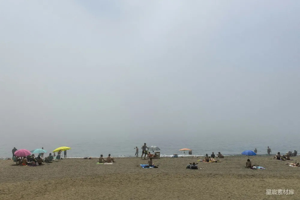 高清摄影 一群人在沙滩上站立在高处。
