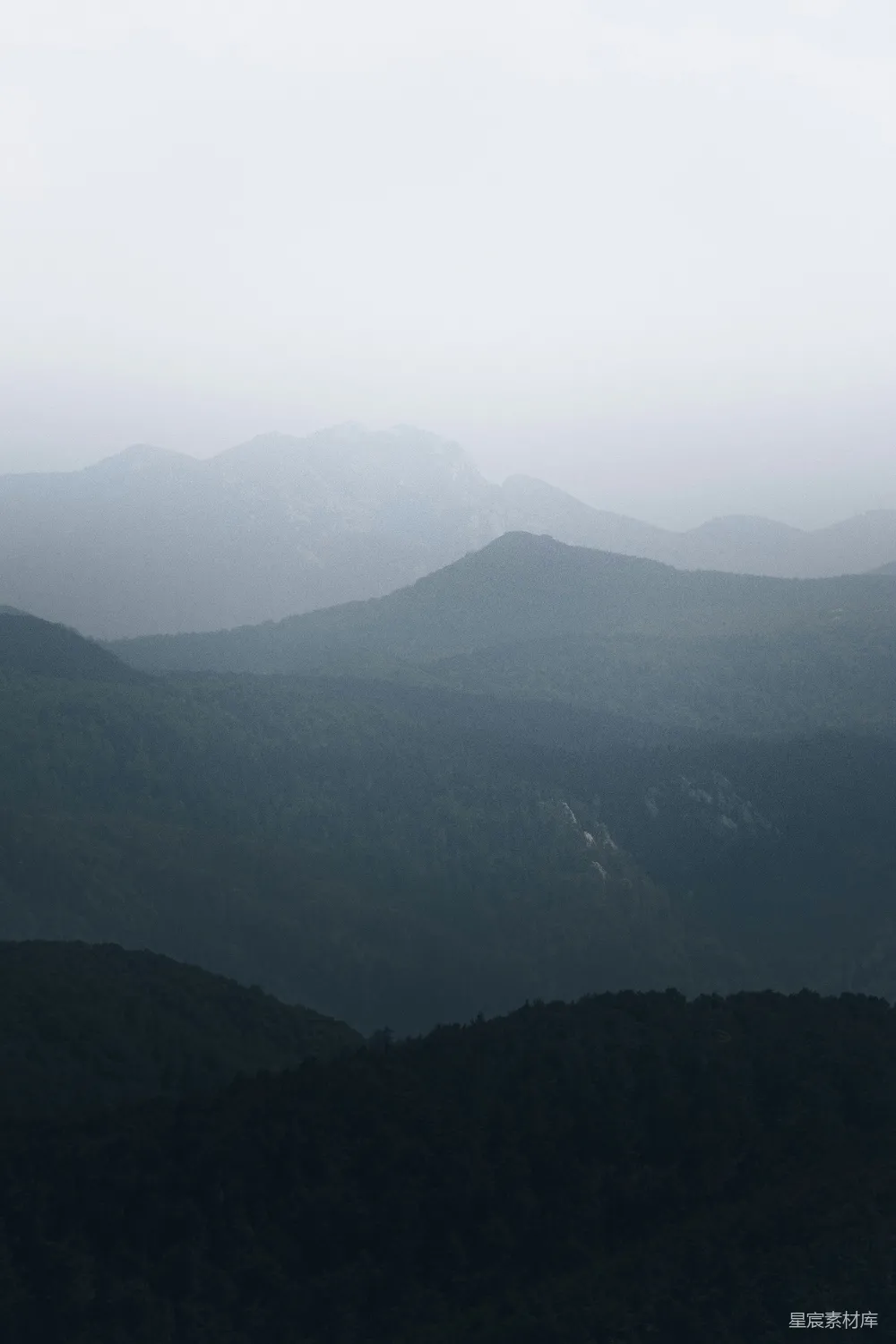 高清摄影 雾中的一幅山峦景色