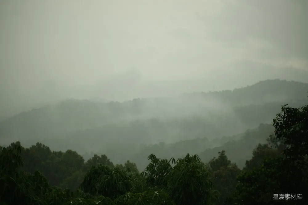 高清摄影 雾中的一片山峦美景