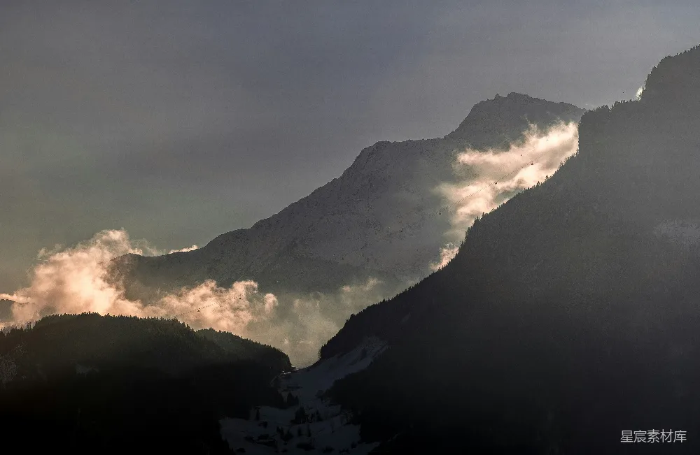 高清摄影 灰色天空下的山峰
