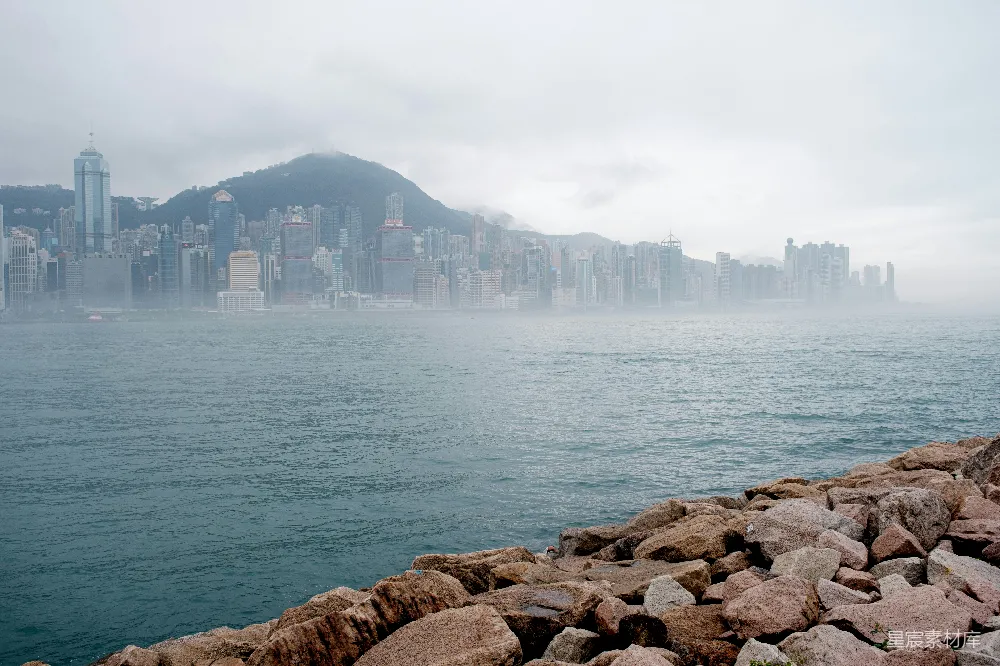 高清摄影 城郊 skyline 被 海上的 雾气 扬掩。