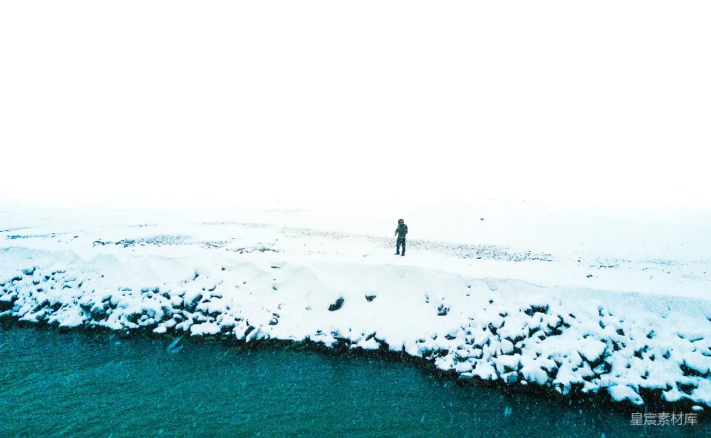 高清摄影 站在雪地中的男子靠近一片水域