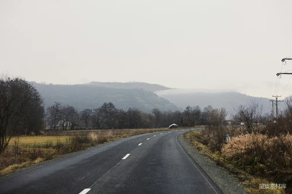 高清摄影 背景中有座山的道路