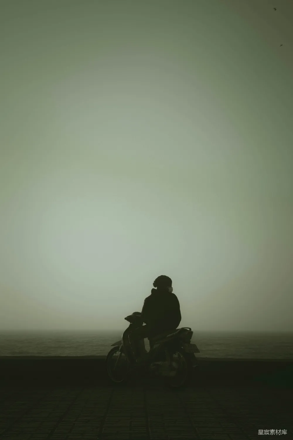 高清摄影 一个人在雾天骑着摩托车。