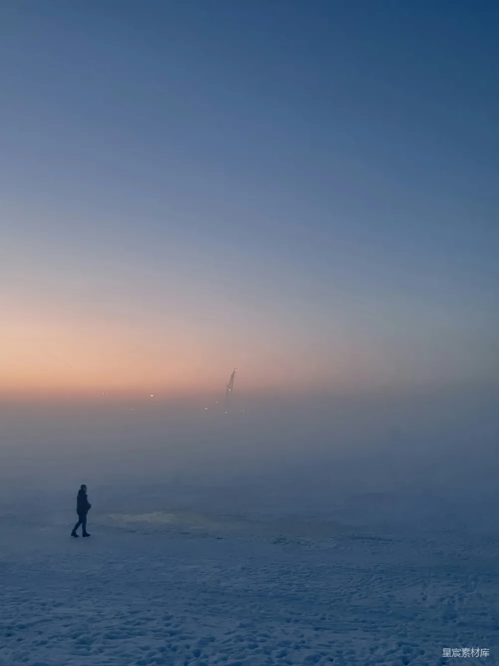 高清摄影 一个站在覆满白雪的田野中央的人