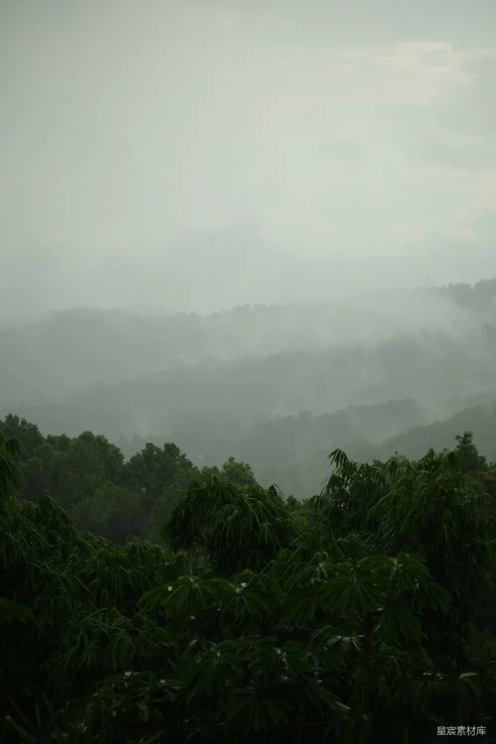 高清摄影 山前雾气缭绕的山脉景色