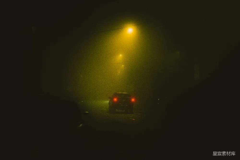 高清摄影 夜晚一辆车在黑暗的街道上行驶