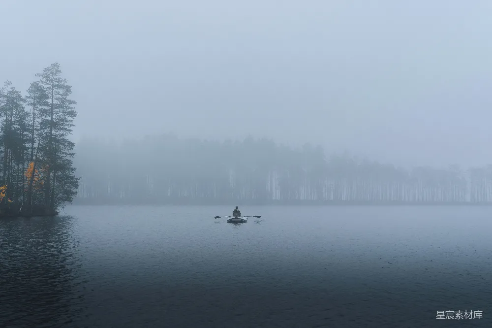 高清摄影 雾天湖上乘船人的场景