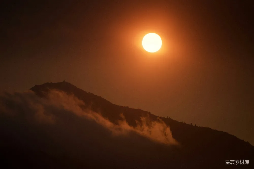 高清摄影 山峰之上夕阳西下