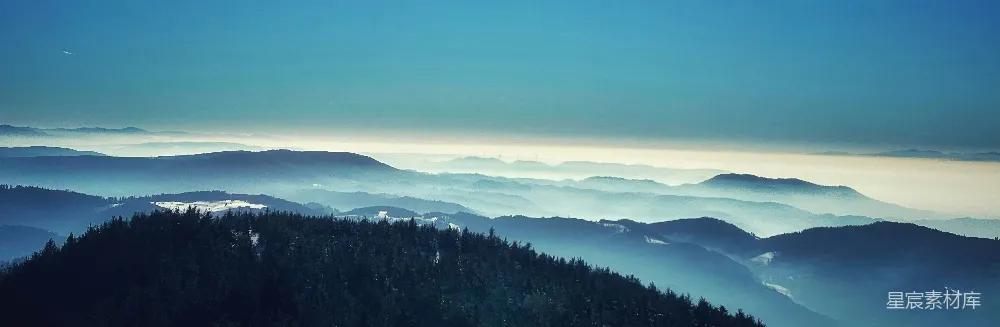 高清摄影 山峦在雾中的一处远眺