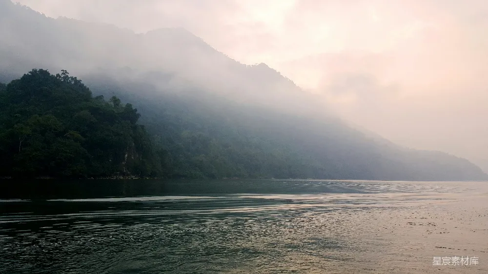 高清摄影 山间白天的水域