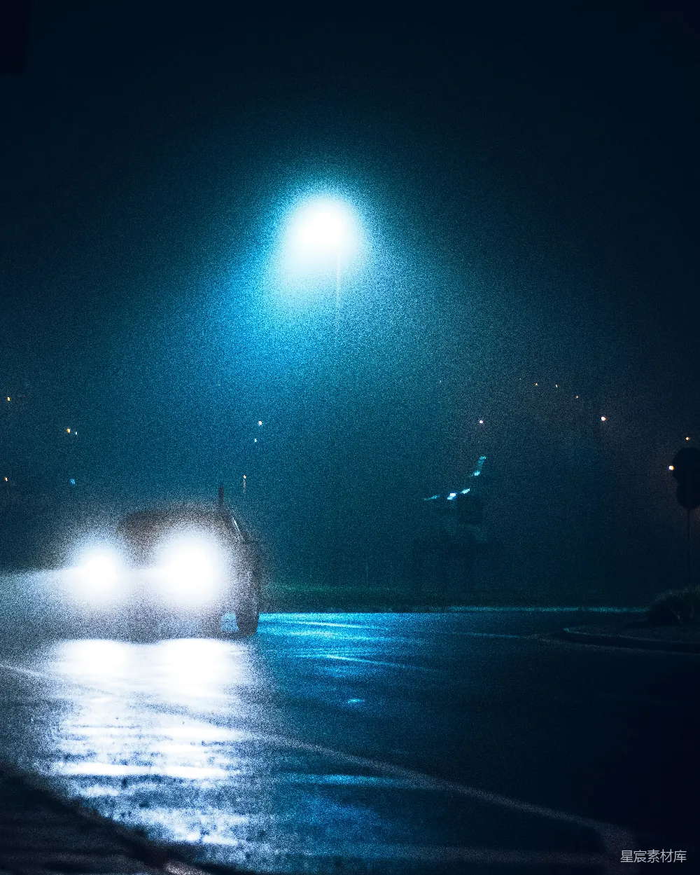 高清摄影 夜间路上的一辆白色汽车