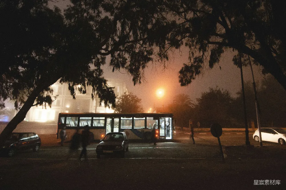 高清摄影 白天停在房子附近的白色汽车，在夜间显示着亮灯的路灯。